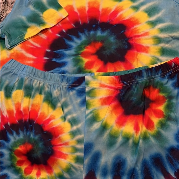 NWOT Women’s Two Piece Shorts and Short Sleeve Shirt Tie Dye Set - Picture 3 of 8